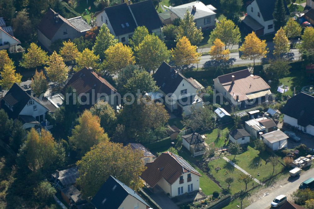 Aerial photograph Berlin - Blick auf die Mehrfamilienhaus- Wohngebiete südlich der A10 / E55 am Hubertusdamm, Schönerlinder Weg, Teichbergstraße, Roländer Strasse, Am Elsebrocken in Berlin - Karow