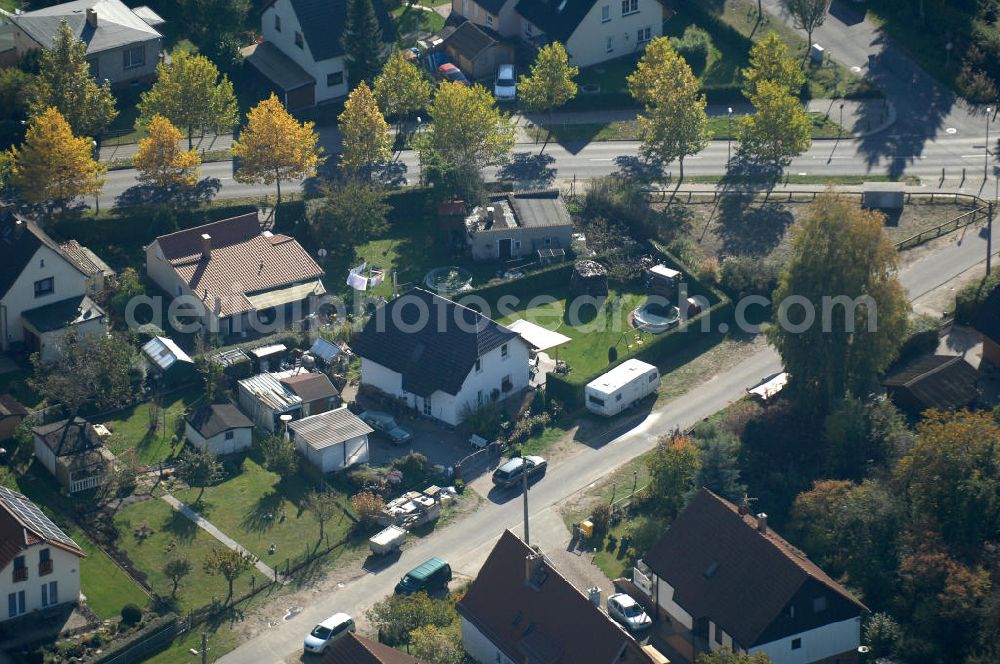 Berlin from above - Blick auf die Mehrfamilienhaus- Wohngebiete südlich der A10 / E55 am Hubertusdamm, Schönerlinder Weg, Teichbergstraße, Roländer Strasse, Am Elsebrocken in Berlin - Karow