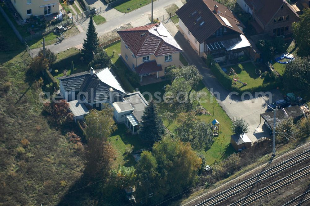 Berlin from the bird's eye view: Blick auf die Mehrfamilienhaus- Wohngebiete südlich der A10 / E55 am Hubertusdamm, Schönerlinder Weg, Teichbergstraße, Roländer Strasse, Am Elsebrocken in Berlin - Karow