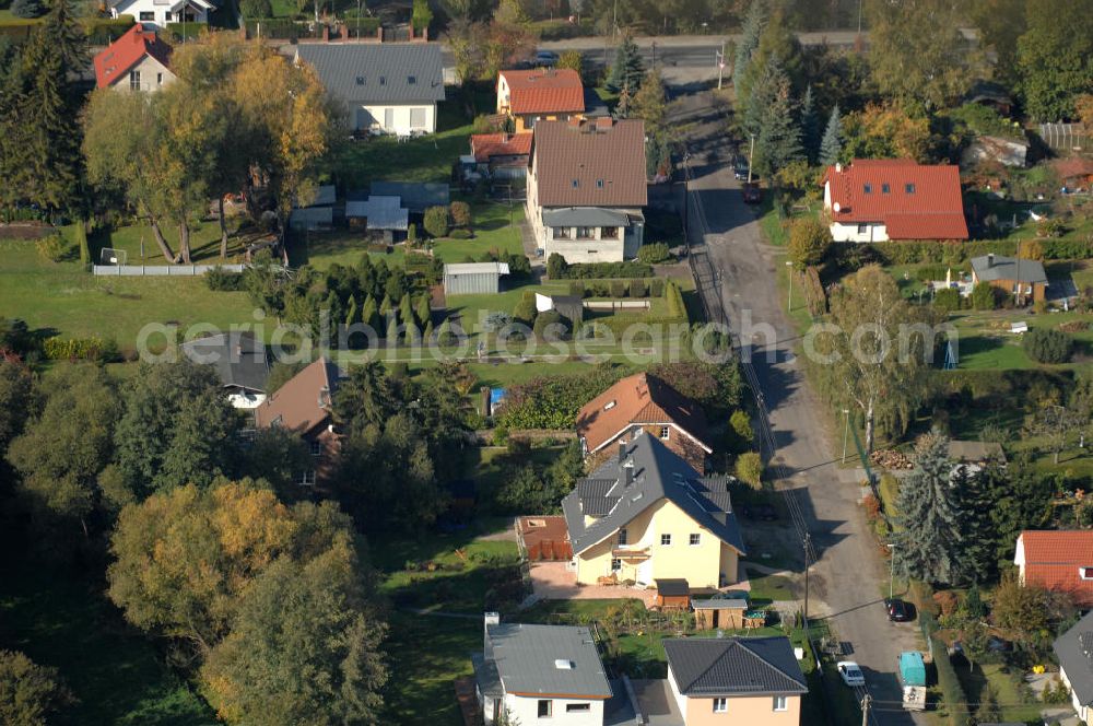 Aerial image Berlin - Blick auf die Mehrfamilienhaus- Wohngebiete südlich der A10 / E55 am Hubertusdamm, Schönerlinder Weg, Teichbergstraße, Roländer Strasse, Am Elsebrocken in Berlin - Karow