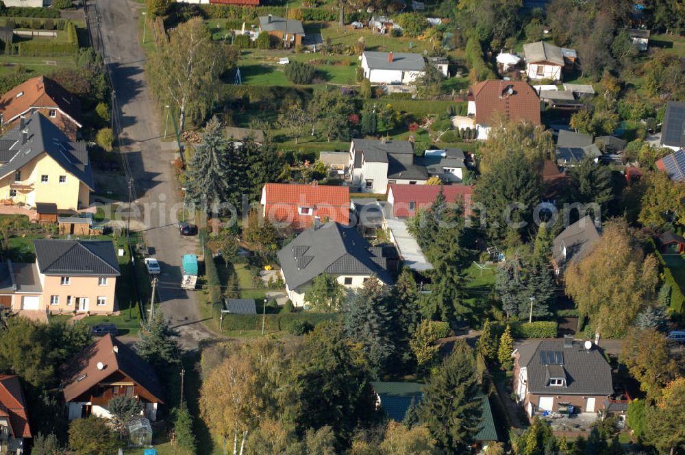 Aerial photograph Berlin - Blick auf die Mehrfamilienhaus- Wohngebiete südlich der A10 / E55 am Hubertusdamm, Schönerlinder Weg, Teichbergstraße, Roländer Strasse, Am Elsebrocken in Berlin - Karow