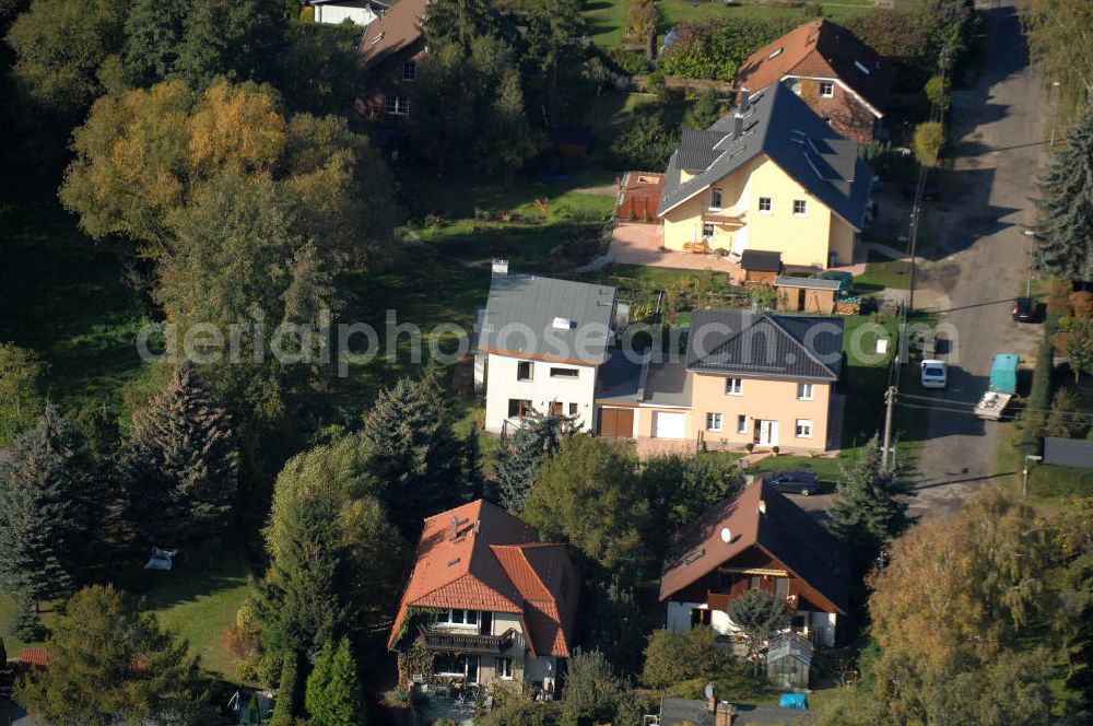 Berlin from the bird's eye view: Blick auf die Mehrfamilienhaus- Wohngebiete südlich der A10 / E55 am Hubertusdamm, Schönerlinder Weg, Teichbergstraße, Roländer Strasse, Am Elsebrocken in Berlin - Karow