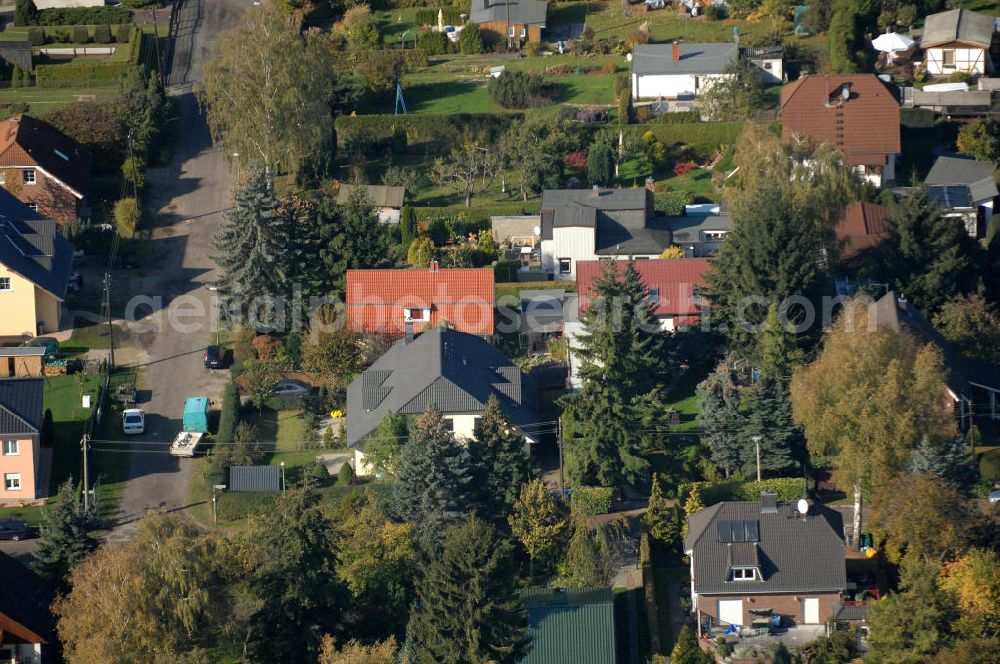 Aerial image Berlin - Blick auf die Mehrfamilienhaus- Wohngebiete südlich der A10 / E55 am Hubertusdamm, Schönerlinder Weg, Teichbergstraße, Roländer Strasse, Am Elsebrocken in Berlin - Karow