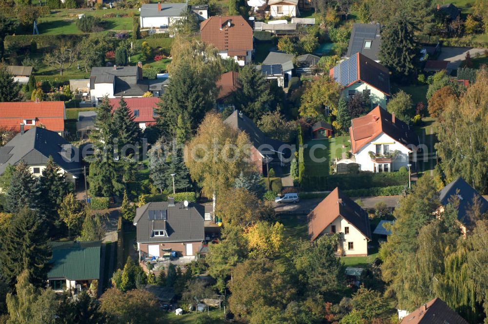 Aerial photograph Berlin - Blick auf die Mehrfamilienhaus- Wohngebiete südlich der A10 / E55 am Hubertusdamm, Schönerlinder Weg, Teichbergstraße, Roländer Strasse, Am Elsebrocken in Berlin - Karow