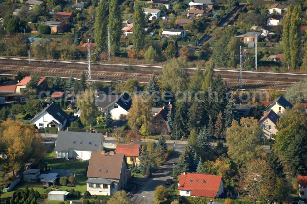 Aerial image Berlin - Blick auf die Mehrfamilienhaus- Wohngebiete südlich der A10 / E55 am Hubertusdamm, Schönerlinder Weg, Teichbergstraße, Roländer Strasse, Am Elsebrocken in Berlin - Karow