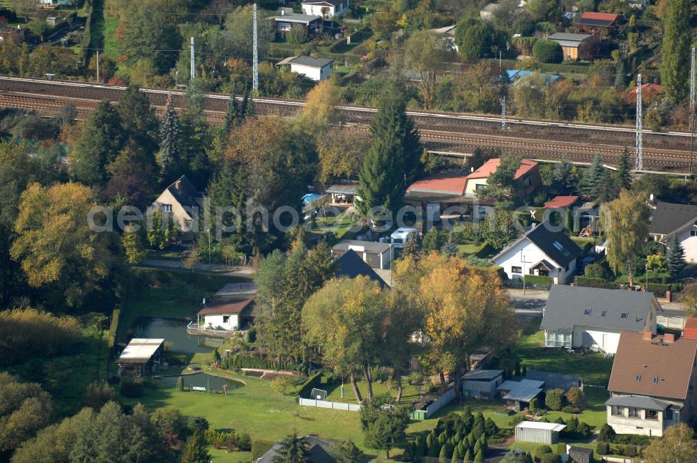 Aerial photograph Berlin - Blick auf die Mehrfamilienhaus- Wohngebiete südlich der A10 / E55 am Hubertusdamm, Schönerlinder Weg, Teichbergstraße, Roländer Strasse, Am Elsebrocken in Berlin - Karow