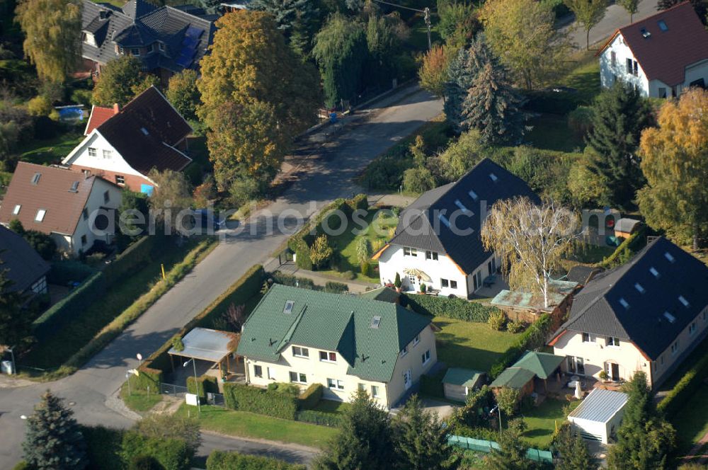 Berlin from above - Blick auf die Mehrfamilienhaus- Wohngebiete südlich der A10 / E55 am Hubertusdamm, Schönerlinder Weg, Teichbergstraße, Roländer Strasse, Am Elsebrocken in Berlin - Karow