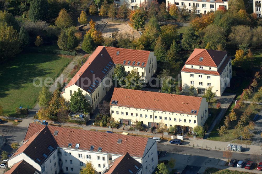 Aerial photograph Berlin - Blick auf die Mehrfamilienhaus- Wohngebiete südlich der A10 / E55 am Hubertusdamm, Schönerlinder Weg, Teichbergstraße, Roländer Strasse, Am Elsebrocken in Berlin - Karow