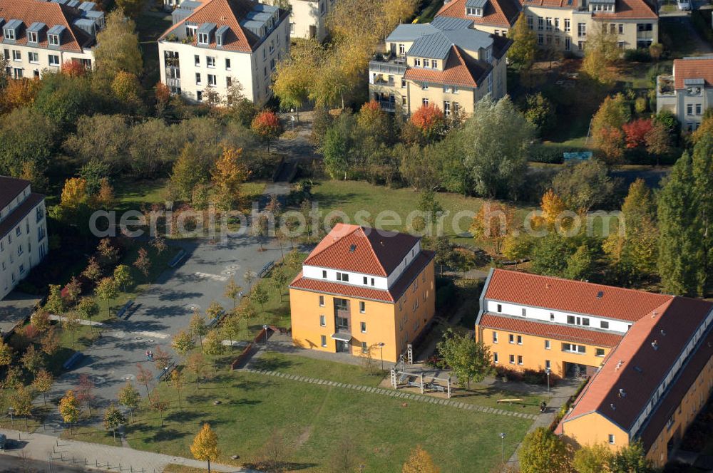 Berlin from above - Blick auf die Mehrfamilienhaus- Wohngebiete südlich der A10 / E55 am Hubertusdamm, Schönerlinder Weg, Teichbergstraße, Roländer Strasse, Am Elsebrocken in Berlin - Karow