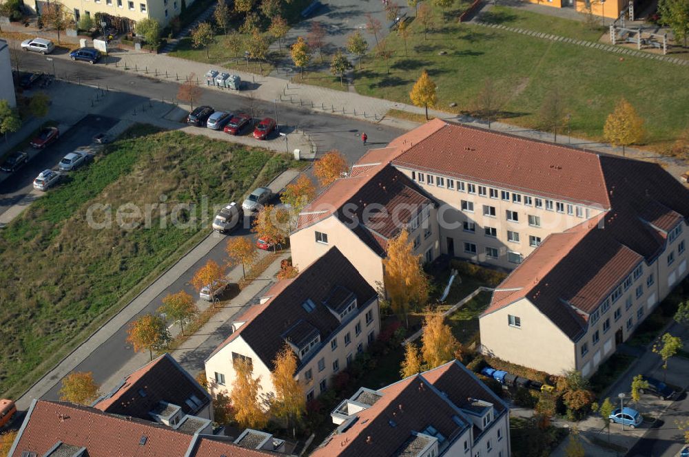 Berlin from the bird's eye view: Blick auf die Mehrfamilienhaus- Wohngebiete südlich der A10 / E55 am Hubertusdamm, Schönerlinder Weg, Teichbergstraße, Roländer Strasse, Am Elsebrocken in Berlin - Karow