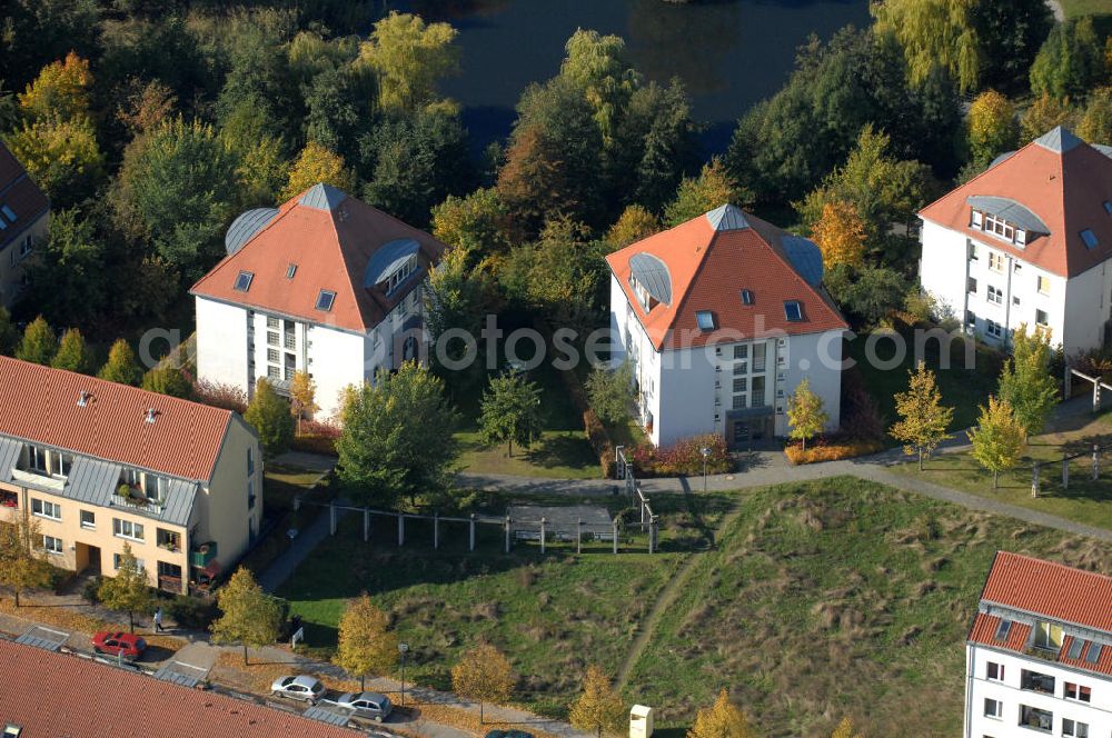 Aerial image Berlin - Blick auf die Mehrfamilienhaus- Wohngebiete südlich der A10 / E55 am Hubertusdamm, Schönerlinder Weg, Teichbergstraße, Roländer Strasse, Am Elsebrocken in Berlin - Karow