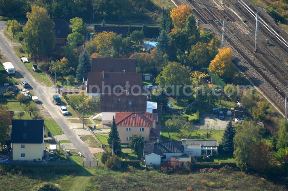 Aerial photograph Berlin - Blick auf die Mehrfamilienhaus- Wohngebiete südlich der A10 / E55 am Hubertusdamm, Schönerlinder Weg, Teichbergstraße, Roländer Strasse, Am Elsebrocken in Berlin - Karow