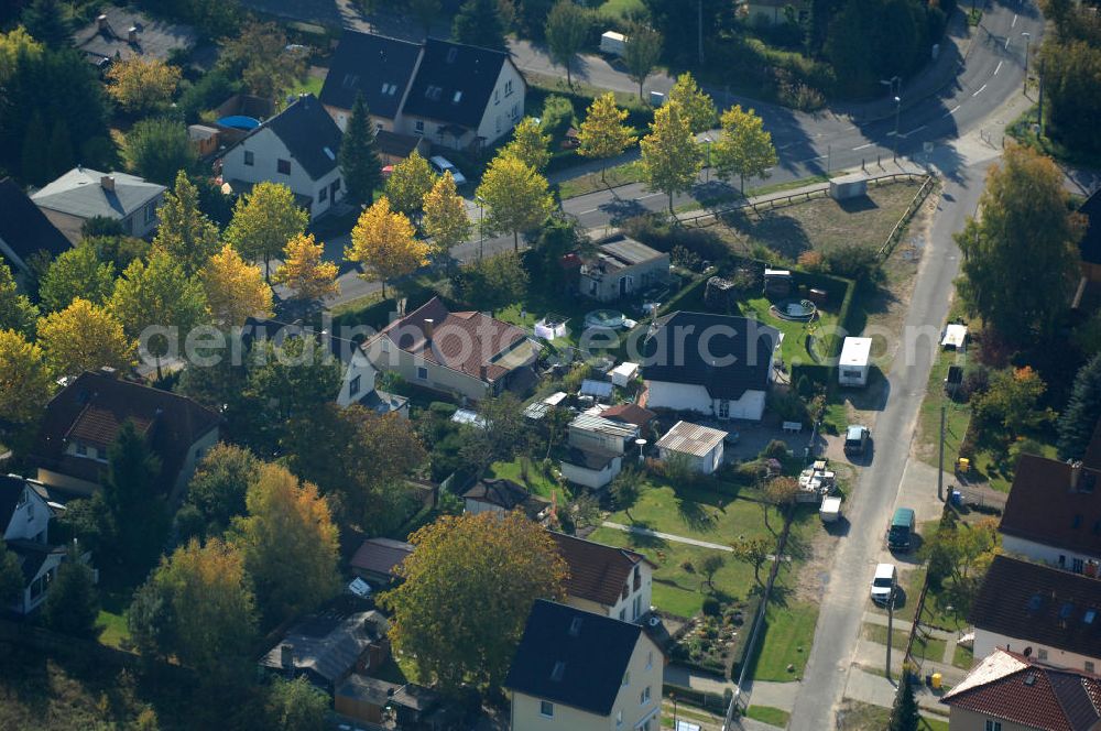 Berlin from above - Blick auf die Mehrfamilienhaus- Wohngebiete südlich der A10 / E55 am Hubertusdamm, Schönerlinder Weg, Teichbergstraße, Roländer Strasse, Am Elsebrocken in Berlin - Karow