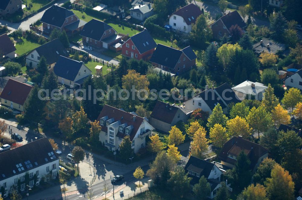 Berlin from the bird's eye view: Blick auf die Mehrfamilienhaus- Wohngebiete südlich der A10 / E55 am Hubertusdamm, Schönerlinder Weg, Teichbergstraße, Roländer Strasse, Am Elsebrocken in Berlin - Karow