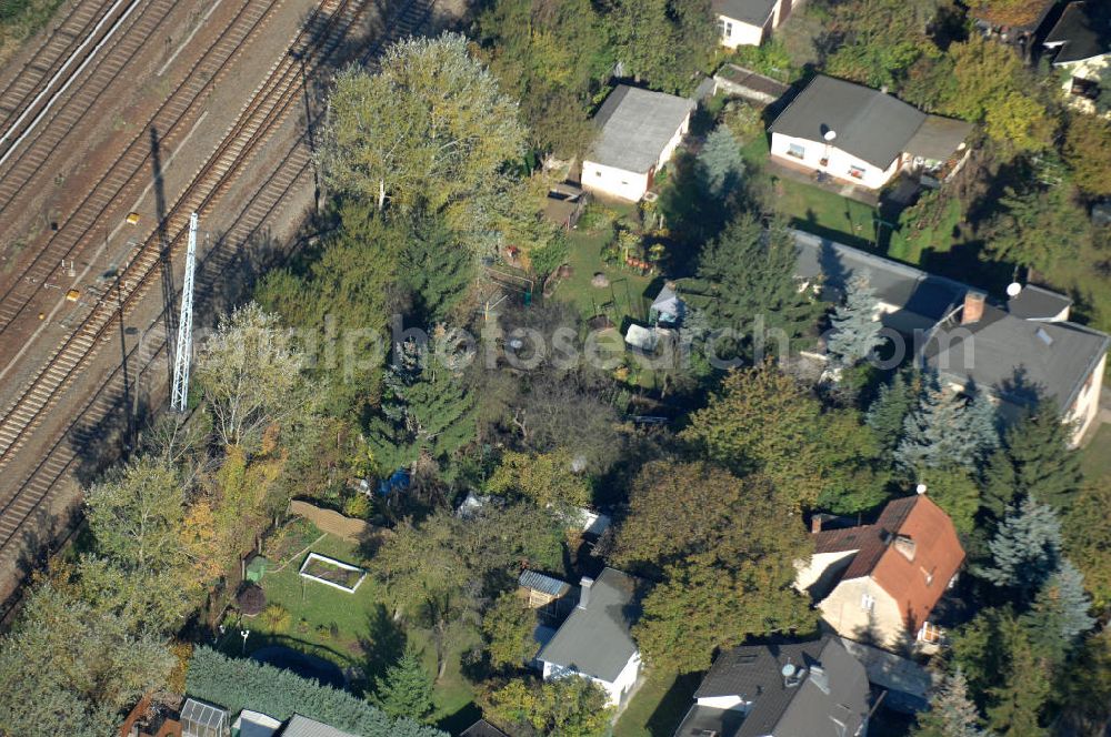 Aerial image Berlin - Blick auf die Mehrfamilienhaus- Wohngebiete südlich der A10 / E55 am Hubertusdamm, Schönerlinder Weg, Teichbergstraße, Roländer Strasse, Am Elsebrocken in Berlin - Karow