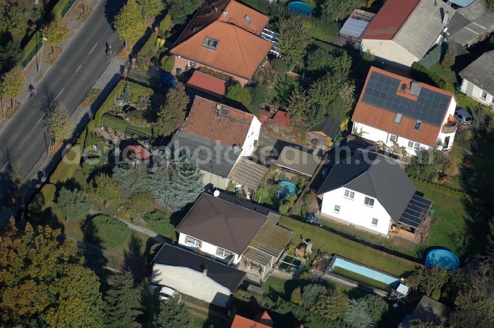 Aerial photograph Berlin - Blick auf die Mehrfamilienhaus- Wohngebiete südlich der A10 / E55 am Hubertusdamm, Schönerlinder Weg, Teichbergstraße, Roländer Strasse, Am Elsebrocken in Berlin - Karow