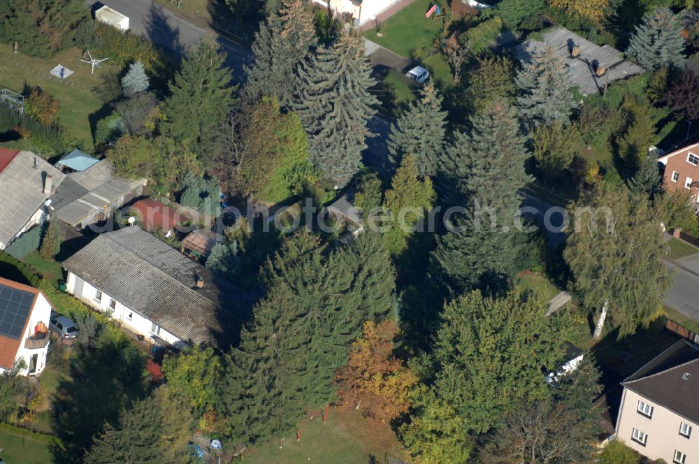 Berlin from above - Blick auf die Mehrfamilienhaus- Wohngebiete südlich der A10 / E55 am Hubertusdamm, Schönerlinder Weg, Teichbergstraße, Roländer Strasse, Am Elsebrocken in Berlin - Karow