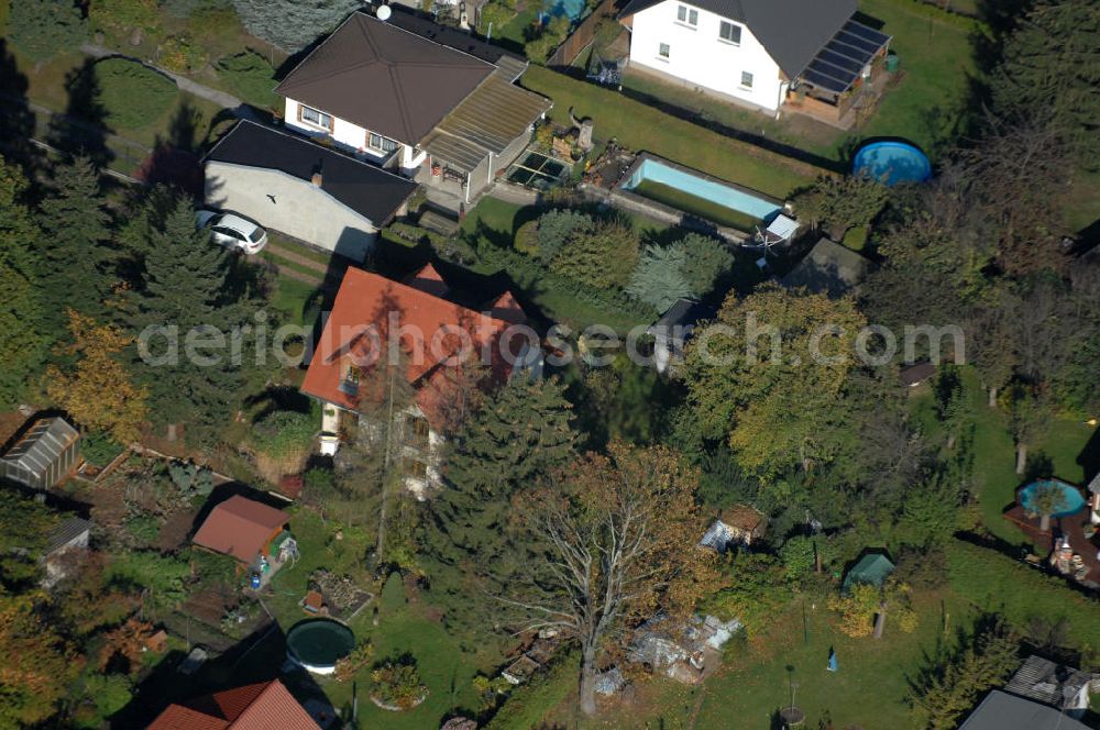 Berlin from the bird's eye view: Blick auf die Mehrfamilienhaus- Wohngebiete südlich der A10 / E55 am Hubertusdamm, Schönerlinder Weg, Teichbergstraße, Roländer Strasse, Am Elsebrocken in Berlin - Karow