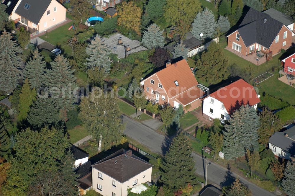 Berlin from the bird's eye view: Blick auf die Mehrfamilienhaus- Wohngebiete südlich der A10 / E55 am Hubertusdamm, Schönerlinder Weg, Teichbergstraße, Roländer Strasse, Am Elsebrocken in Berlin - Karow