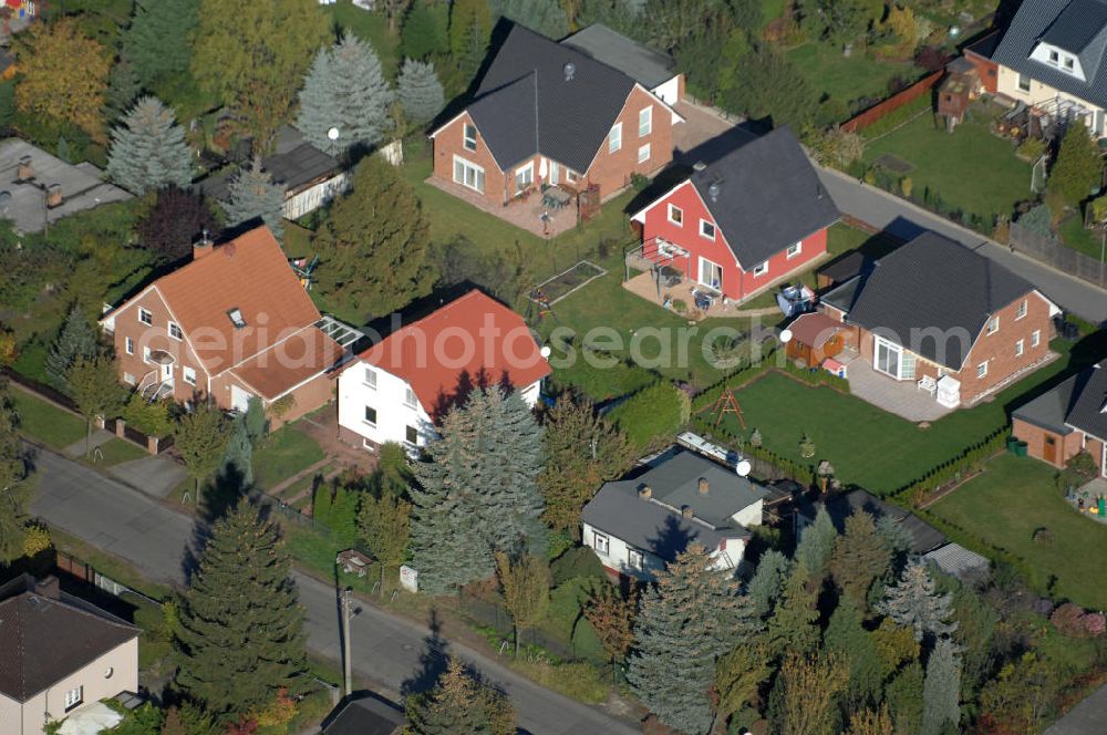 Aerial image Berlin - Blick auf die Mehrfamilienhaus- Wohngebiete südlich der A10 / E55 am Hubertusdamm, Schönerlinder Weg, Teichbergstraße, Roländer Strasse, Am Elsebrocken in Berlin - Karow