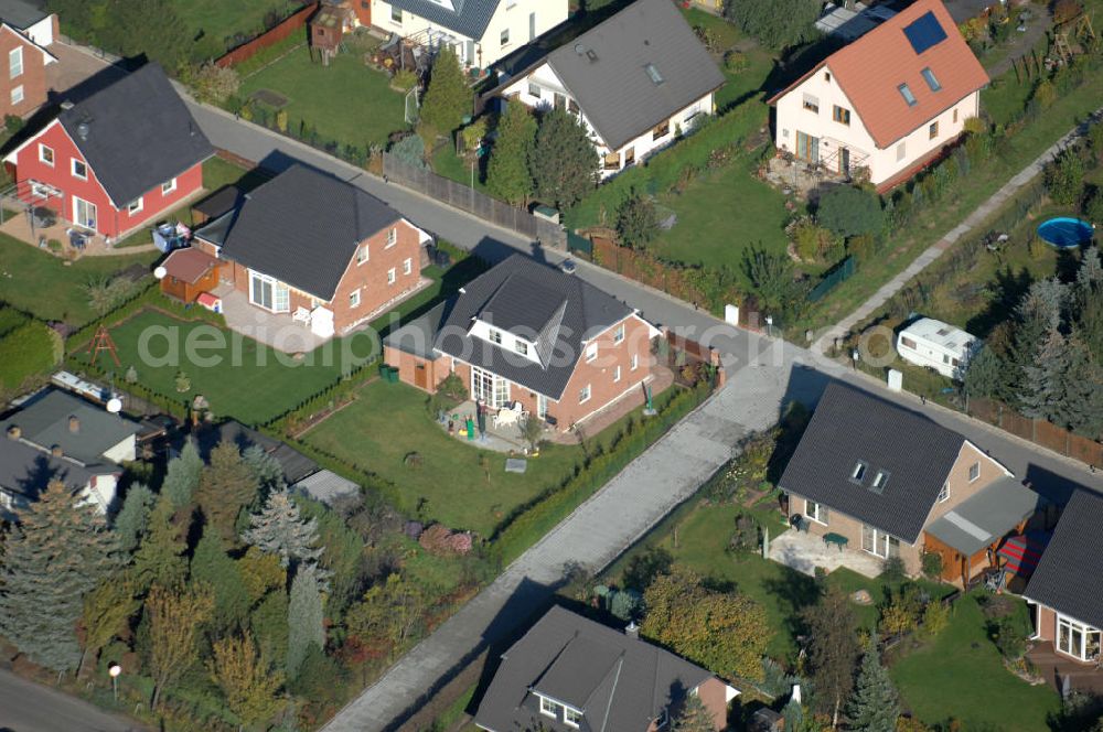 Aerial photograph Berlin - Blick auf die Mehrfamilienhaus- Wohngebiete südlich der A10 / E55 am Hubertusdamm, Schönerlinder Weg, Teichbergstraße, Roländer Strasse, Am Elsebrocken in Berlin - Karow