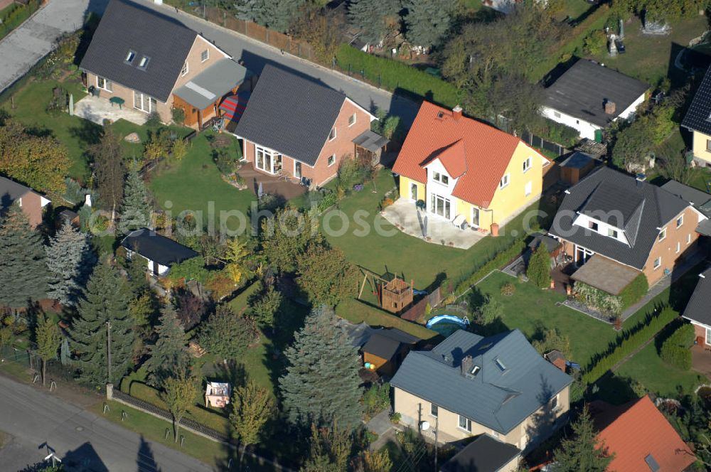 Berlin from above - Blick auf die Mehrfamilienhaus- Wohngebiete südlich der A10 / E55 am Hubertusdamm, Schönerlinder Weg, Teichbergstraße, Roländer Strasse, Am Elsebrocken in Berlin - Karow