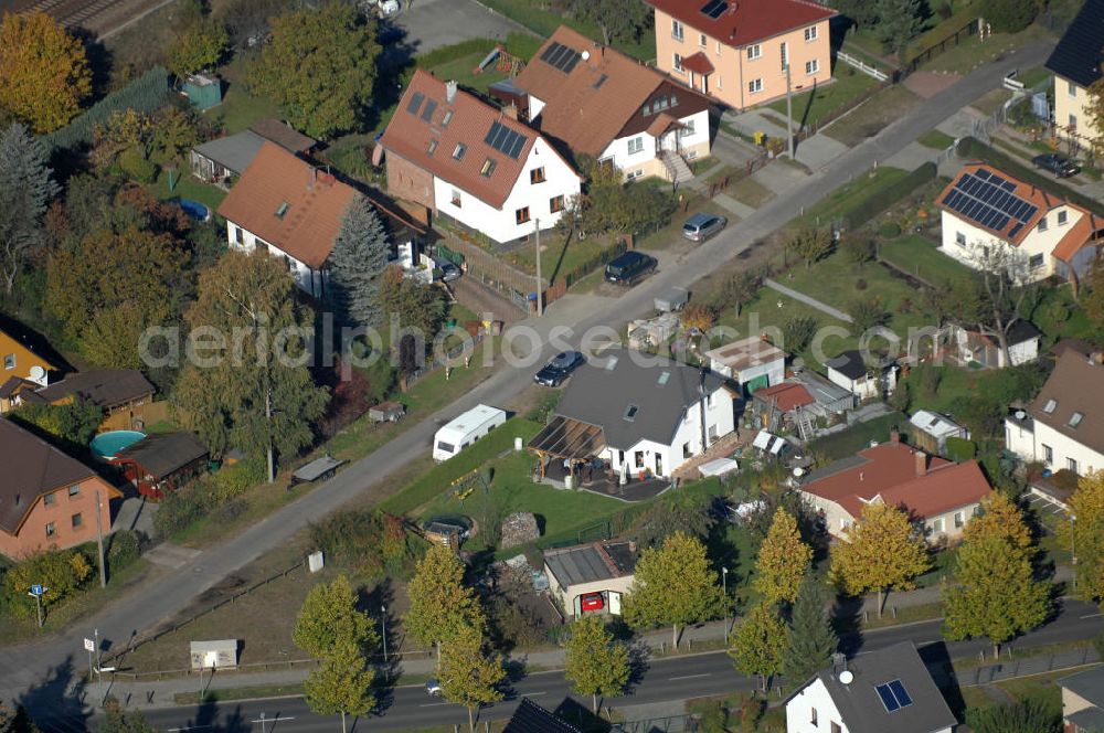 Berlin from the bird's eye view: Blick auf die Mehrfamilienhaus- Wohngebiete südlich der A10 / E55 am Hubertusdamm, Schönerlinder Weg, Teichbergstraße, Roländer Strasse, Am Elsebrocken in Berlin - Karow