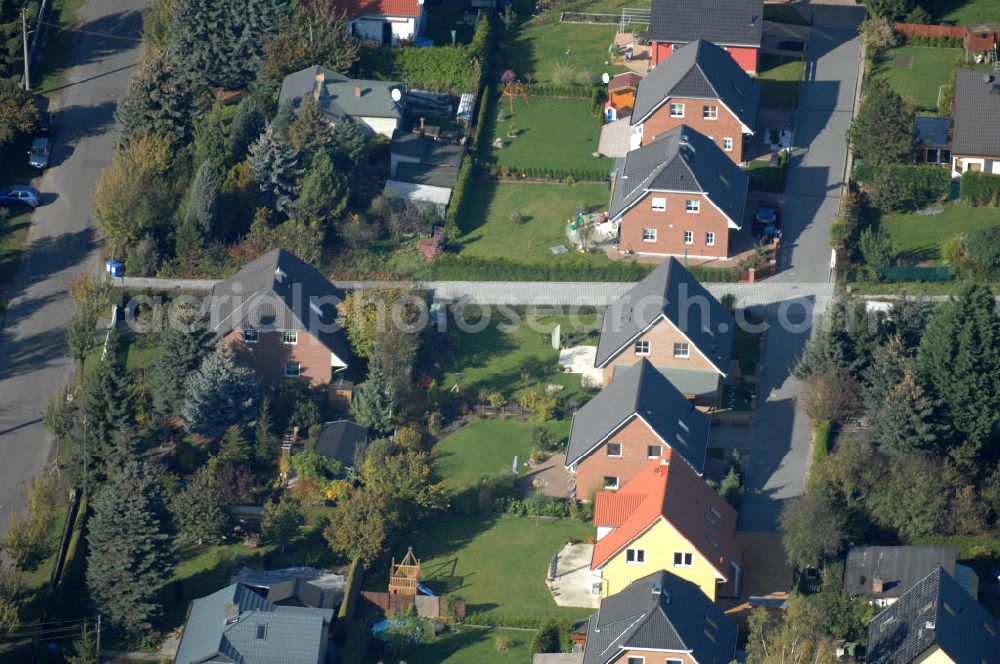 Berlin from above - Blick auf die Mehrfamilienhaus- Wohngebiete südlich der A10 / E55 am Hubertusdamm, Schönerlinder Weg, Teichbergstraße, Roländer Strasse, Am Elsebrocken in Berlin - Karow