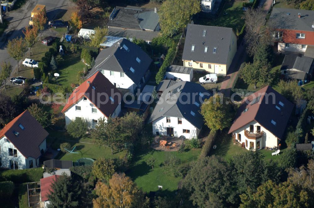 Berlin from the bird's eye view: Blick auf die Mehrfamilienhaus- Wohngebiete südlich der A10 / E55 am Hubertusdamm, Schönerlinder Weg, Teichbergstraße, Roländer Strasse, Am Elsebrocken in Berlin - Karow