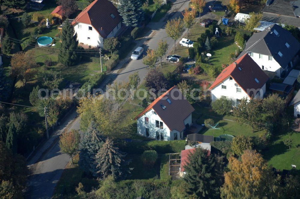 Aerial image Berlin - Blick auf die Mehrfamilienhaus- Wohngebiete südlich der A10 / E55 am Hubertusdamm, Schönerlinder Weg, Teichbergstraße, Roländer Strasse, Am Elsebrocken in Berlin - Karow