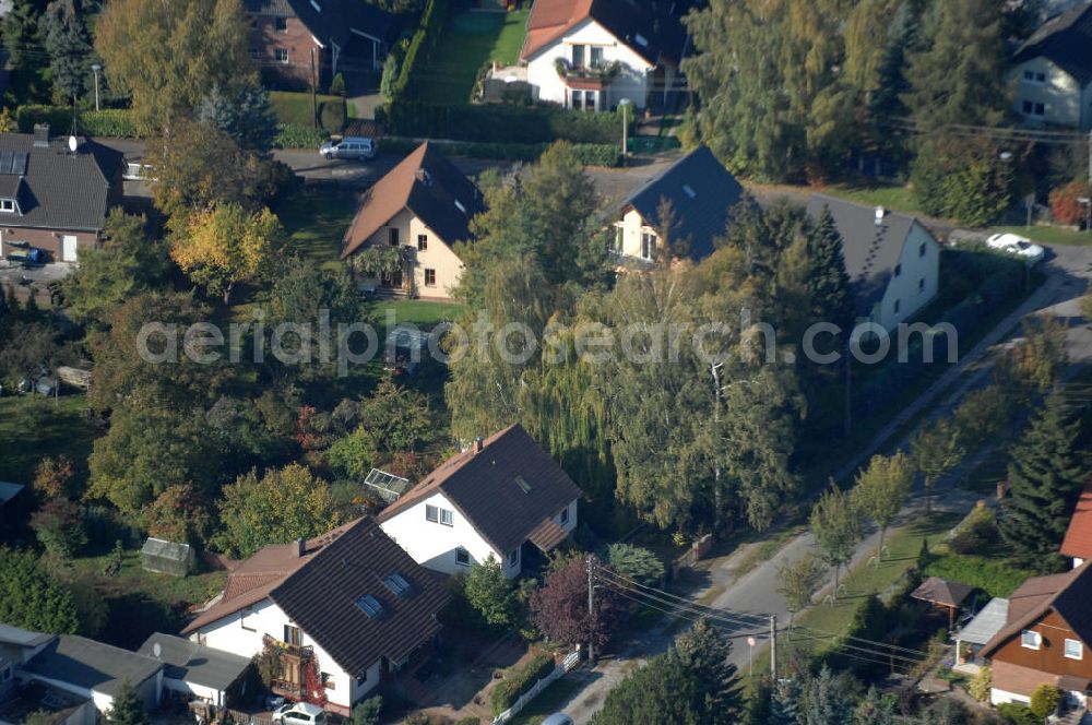 Aerial photograph Berlin - Blick auf die Mehrfamilienhaus- Wohngebiete südlich der A10 / E55 am Hubertusdamm, Schönerlinder Weg, Teichbergstraße, Roländer Strasse, Am Elsebrocken in Berlin - Karow