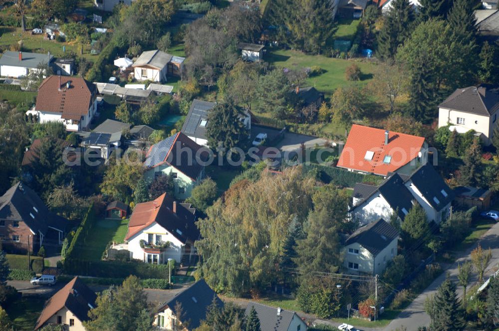 Berlin from above - Blick auf die Mehrfamilienhaus- Wohngebiete südlich der A10 / E55 am Hubertusdamm, Schönerlinder Weg, Teichbergstraße, Roländer Strasse, Am Elsebrocken in Berlin - Karow