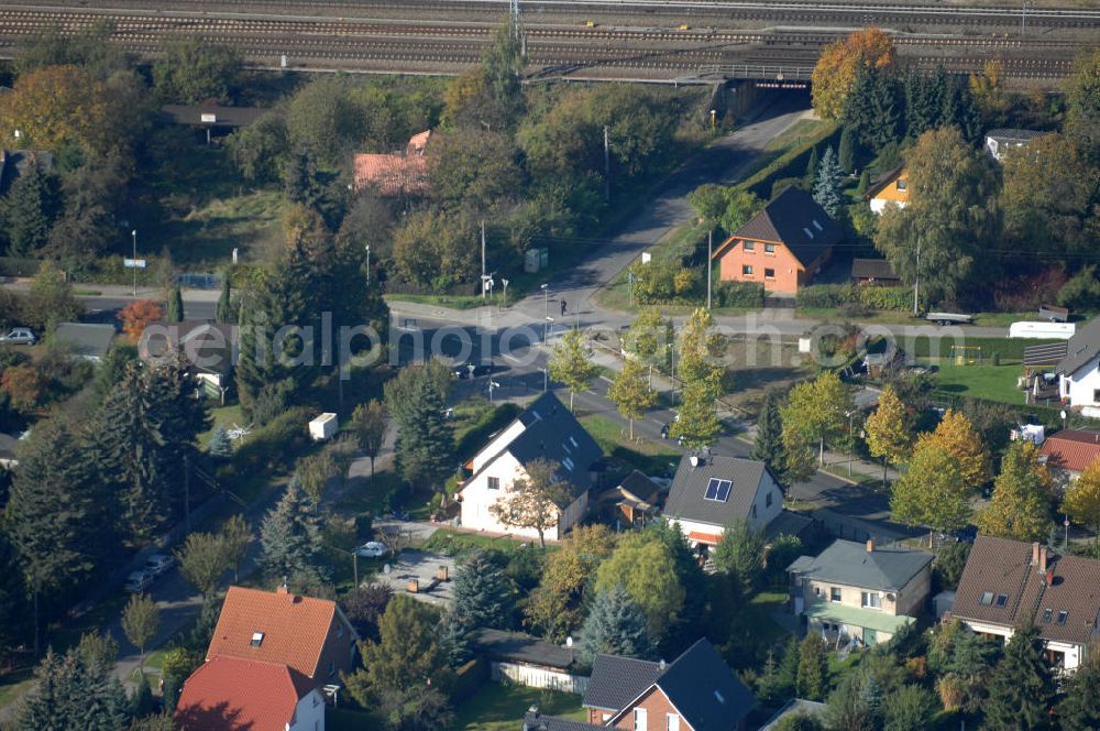 Berlin from the bird's eye view: Blick auf die Mehrfamilienhaus- Wohngebiete südlich der A10 / E55 am Hubertusdamm, Schönerlinder Weg, Teichbergstraße, Roländer Strasse, Am Elsebrocken in Berlin - Karow