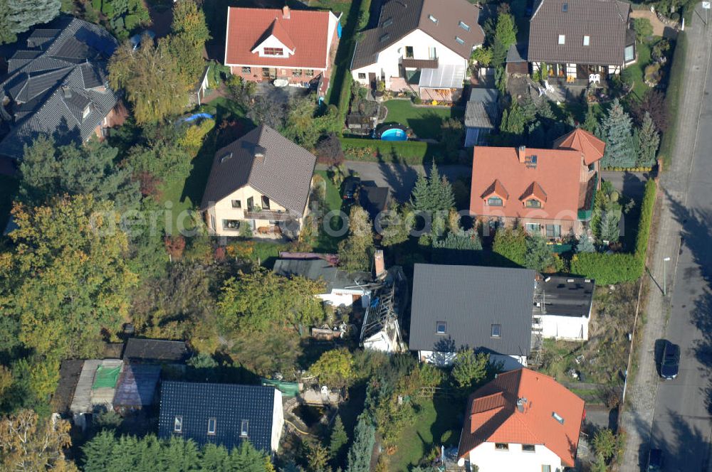 Berlin from above - Blick auf die Mehrfamilienhaus- Wohngebiete südlich der A10 / E55 am Hubertusdamm, Schönerlinder Weg, Teichbergstraße, Roländer Strasse, Am Elsebrocken in Berlin - Karow