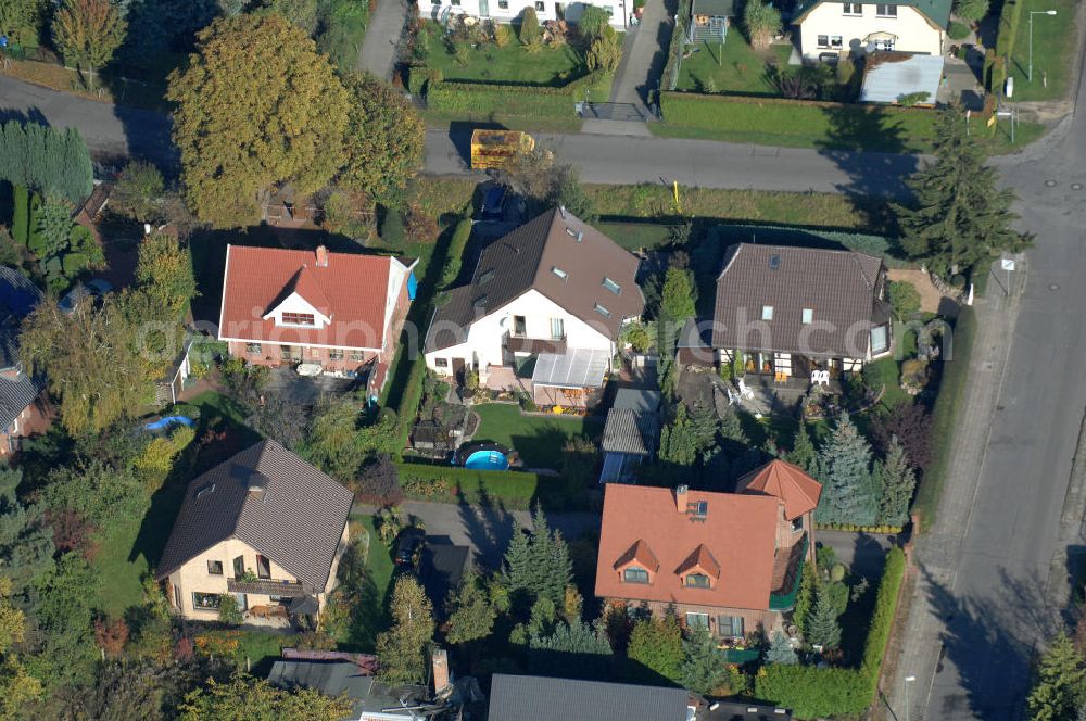 Berlin from the bird's eye view: Blick auf die Mehrfamilienhaus- Wohngebiete südlich der A10 / E55 am Hubertusdamm, Schönerlinder Weg, Teichbergstraße, Roländer Strasse, Am Elsebrocken in Berlin - Karow