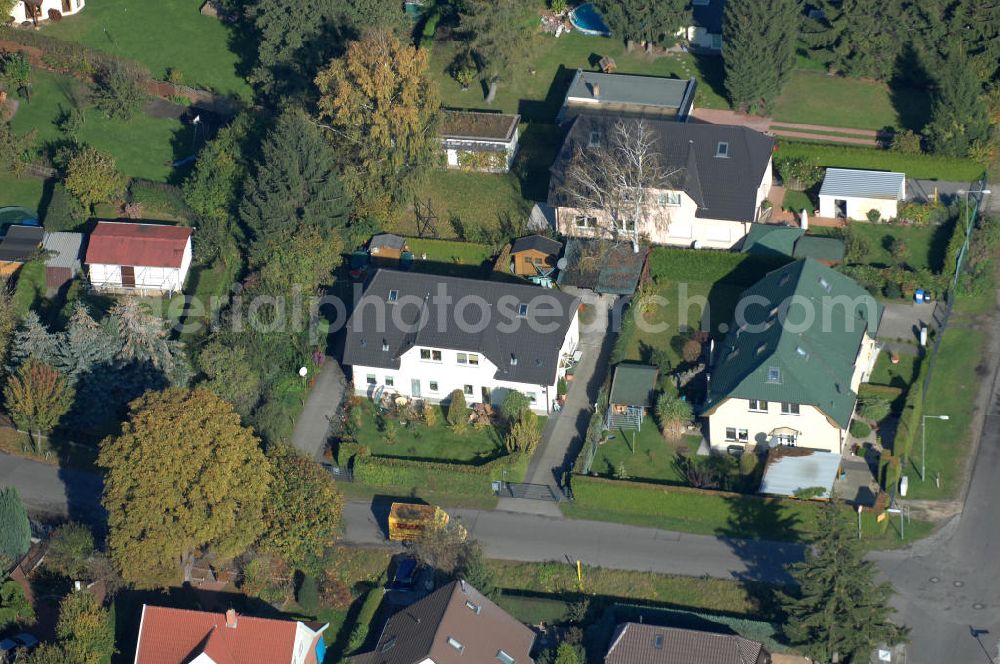 Aerial image Berlin - Blick auf die Mehrfamilienhaus- Wohngebiete südlich der A10 / E55 am Hubertusdamm, Schönerlinder Weg, Teichbergstraße, Roländer Strasse, Am Elsebrocken in Berlin - Karow