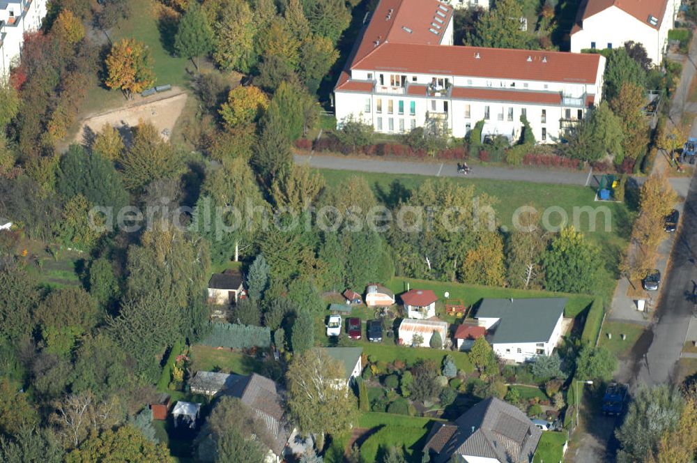 Aerial photograph Berlin - Blick auf die Mehrfamilienhaus- Wohngebiete südlich der A10 / E55 am Hubertusdamm, Schönerlinder Weg, Teichbergstraße, Roländer Strasse, Am Elsebrocken in Berlin - Karow