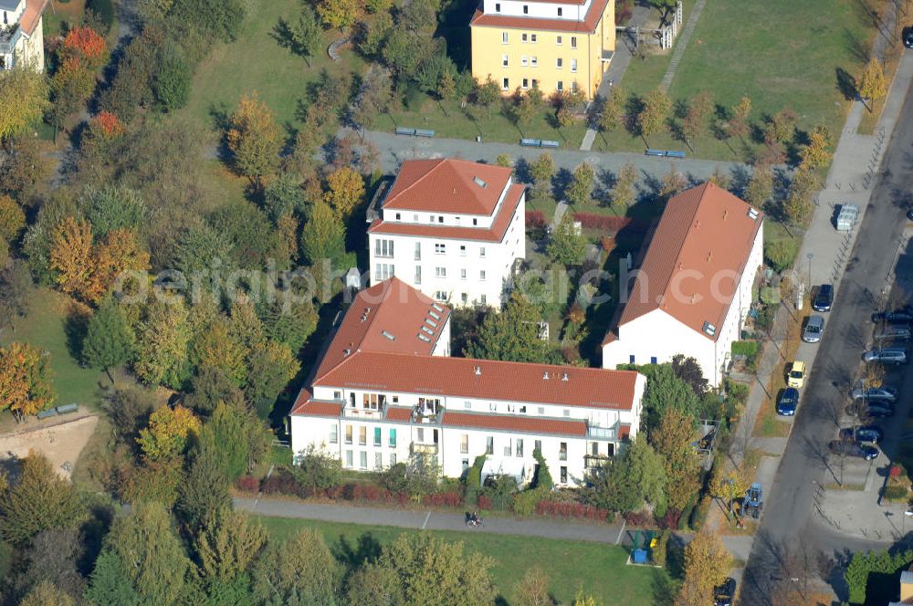 Berlin from above - Blick auf die Mehrfamilienhaus- Wohngebiete südlich der A10 / E55 am Hubertusdamm, Schönerlinder Weg, Teichbergstraße, Roländer Strasse, Am Elsebrocken in Berlin - Karow