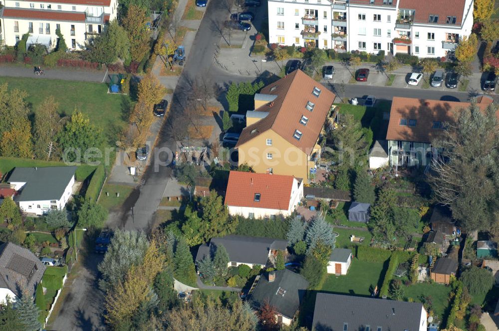 Berlin from the bird's eye view: Blick auf die Mehrfamilienhaus- Wohngebiete südlich der A10 / E55 am Hubertusdamm, Schönerlinder Weg, Teichbergstraße, Roländer Strasse, Am Elsebrocken in Berlin - Karow