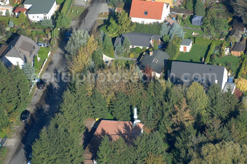 Aerial image Berlin - Blick auf die Mehrfamilienhaus- Wohngebiete südlich der A10 / E55 am Hubertusdamm, Schönerlinder Weg, Teichbergstraße, Roländer Strasse, Am Elsebrocken in Berlin - Karow