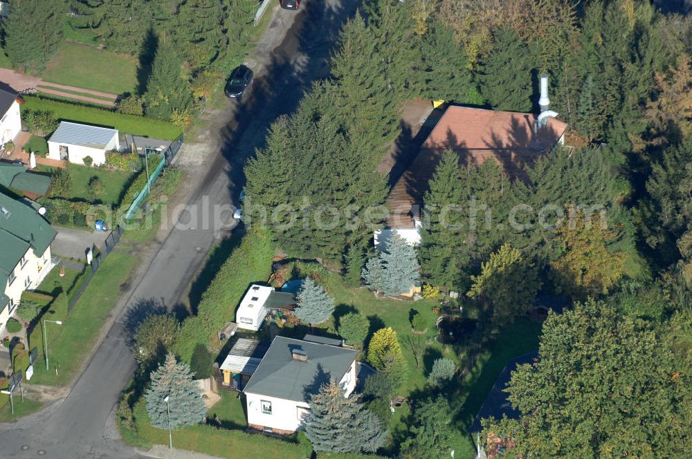 Aerial photograph Berlin - Blick auf die Mehrfamilienhaus- Wohngebiete südlich der A10 / E55 am Hubertusdamm, Schönerlinder Weg, Teichbergstraße, Roländer Strasse, Am Elsebrocken in Berlin - Karow