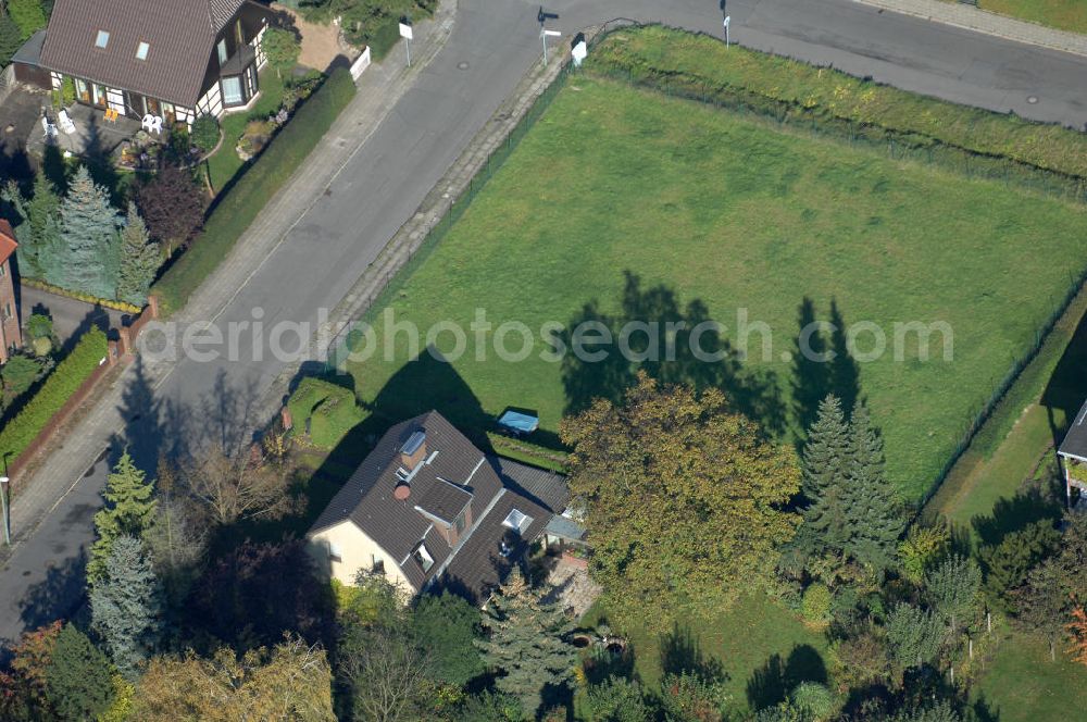 Berlin from above - Blick auf die Mehrfamilienhaus- Wohngebiete südlich der A10 / E55 am Hubertusdamm, Schönerlinder Weg, Teichbergstraße, Roländer Strasse, Am Elsebrocken in Berlin - Karow