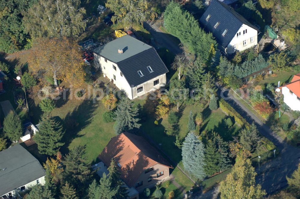 Aerial image Berlin - Blick auf die Mehrfamilienhaus- Wohngebiete südlich der A10 / E55 am Hubertusdamm, Schönerlinder Weg, Teichbergstraße, Roländer Strasse, Am Elsebrocken in Berlin - Karow