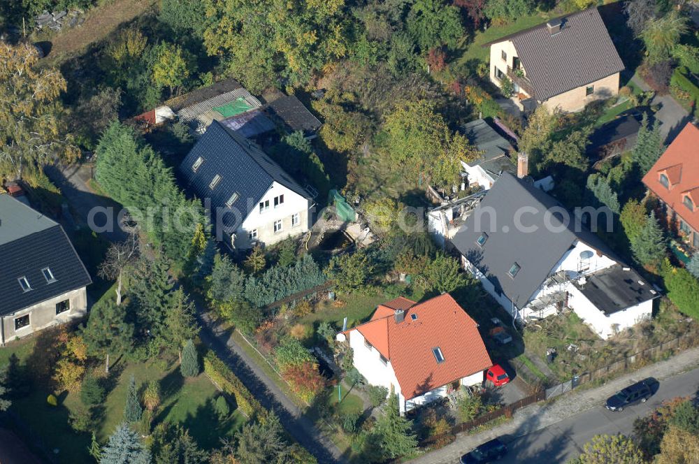 Aerial photograph Berlin - Blick auf die Mehrfamilienhaus- Wohngebiete südlich der A10 / E55 am Hubertusdamm, Schönerlinder Weg, Teichbergstraße, Roländer Strasse, Am Elsebrocken in Berlin - Karow