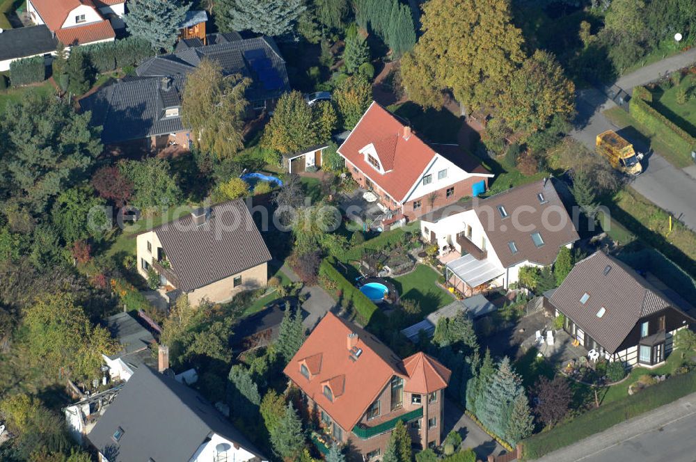 Berlin from above - Blick auf die Mehrfamilienhaus- Wohngebiete südlich der A10 / E55 am Hubertusdamm, Schönerlinder Weg, Teichbergstraße, Roländer Strasse, Am Elsebrocken in Berlin - Karow