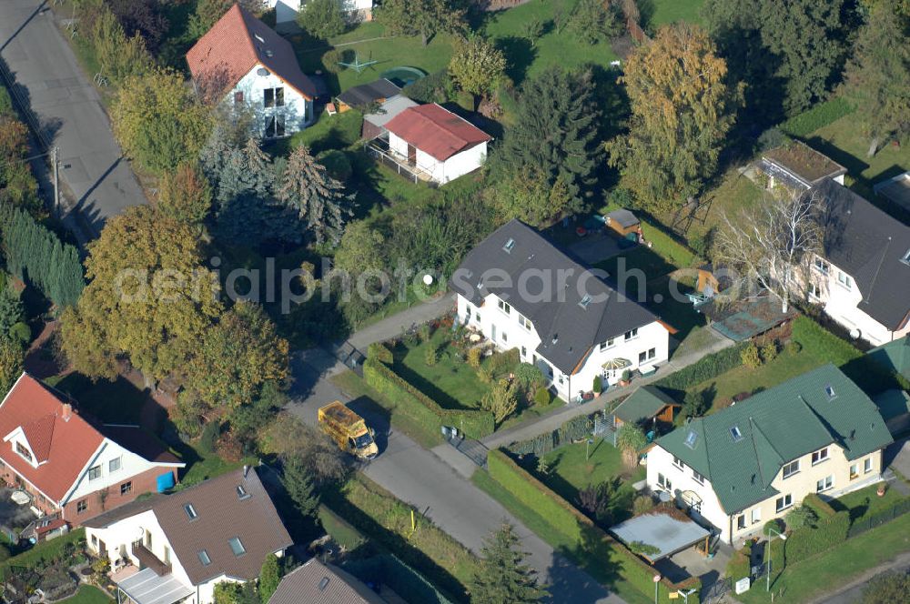 Berlin from the bird's eye view: Blick auf die Mehrfamilienhaus- Wohngebiete südlich der A10 / E55 am Hubertusdamm, Schönerlinder Weg, Teichbergstraße, Roländer Strasse, Am Elsebrocken in Berlin - Karow