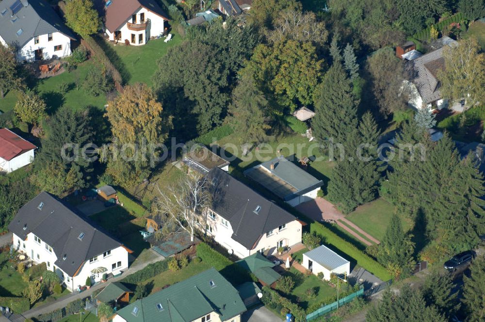 Aerial image Berlin - Blick auf die Mehrfamilienhaus- Wohngebiete südlich der A10 / E55 am Hubertusdamm, Schönerlinder Weg, Teichbergstraße, Roländer Strasse, Am Elsebrocken in Berlin - Karow