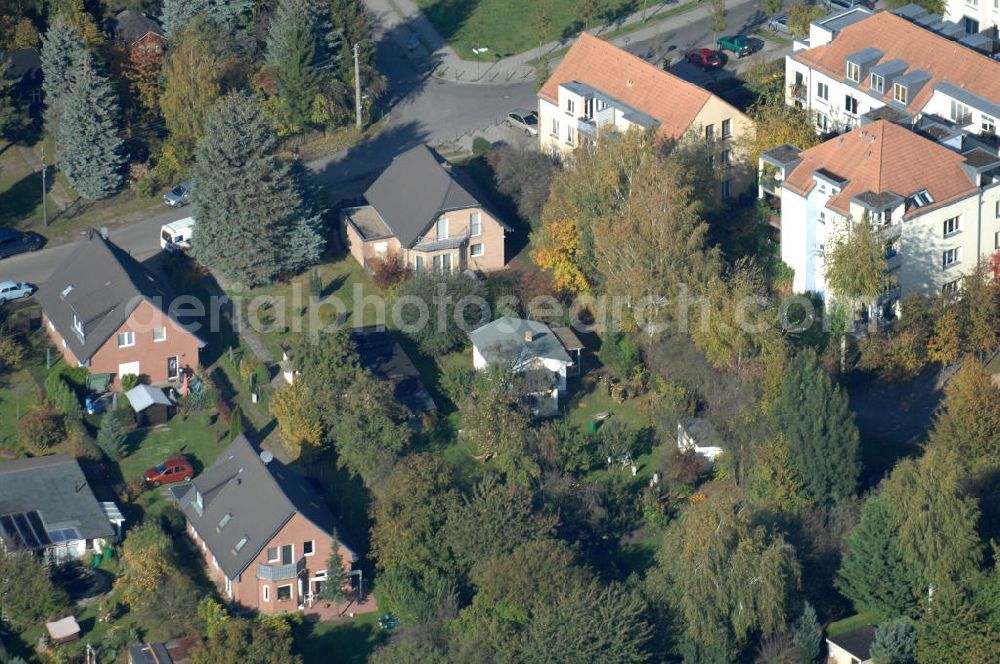 Aerial photograph Berlin - Blick auf die Mehrfamilienhaus- Wohngebiete südlich der A10 / E55 am Hubertusdamm, Schönerlinder Weg, Teichbergstraße, Roländer Strasse, Am Elsebrocken in Berlin - Karow