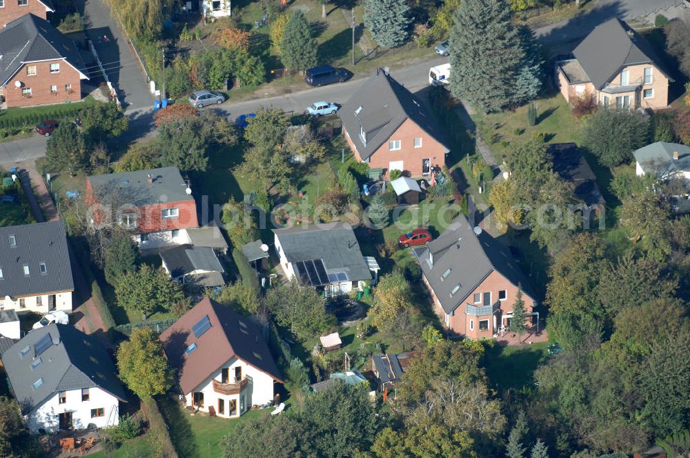 Berlin from above - Blick auf die Mehrfamilienhaus- Wohngebiete südlich der A10 / E55 am Hubertusdamm, Schönerlinder Weg, Teichbergstraße, Roländer Strasse, Am Elsebrocken in Berlin - Karow