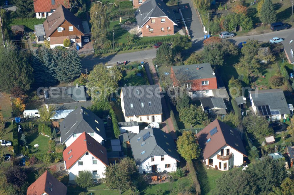 Berlin from the bird's eye view: Blick auf die Mehrfamilienhaus- Wohngebiete südlich der A10 / E55 am Hubertusdamm, Schönerlinder Weg, Teichbergstraße, Roländer Strasse, Am Elsebrocken in Berlin - Karow